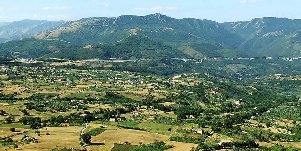 Alburni e valle del Tanagro visti da Caggiano. La cima più alta è il Monte Panormo